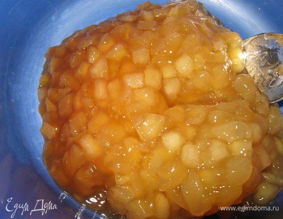 Выложить яблочную начинку в миску