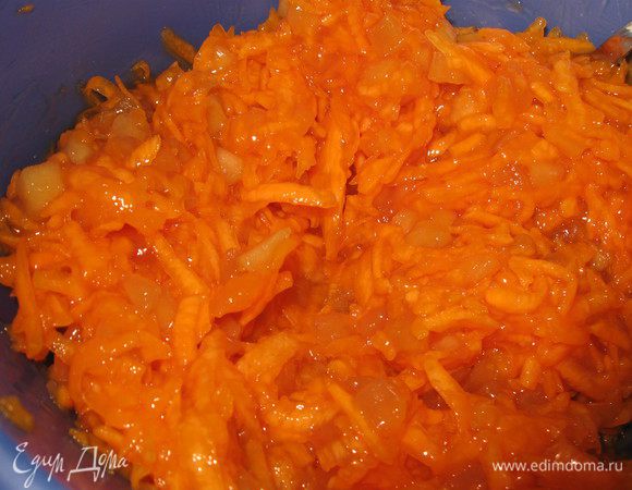 Перемешать яблоки и тыкву