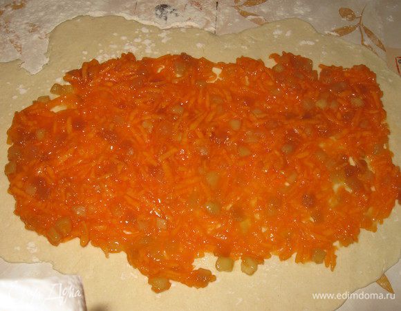 Разделить тесто на 3 части, каждую часть раскатываю ( не имеет значения  форма пласта)выкладываю начинку на раскатанный лист 