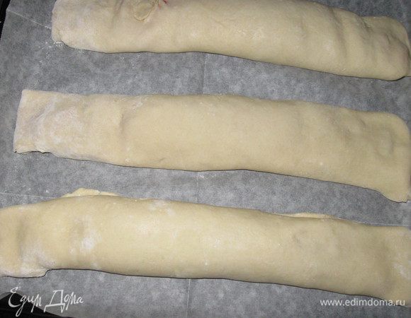 аккуратно заворачиваю в рулет приминая кончики, чтобы начинка не высыпалась. 