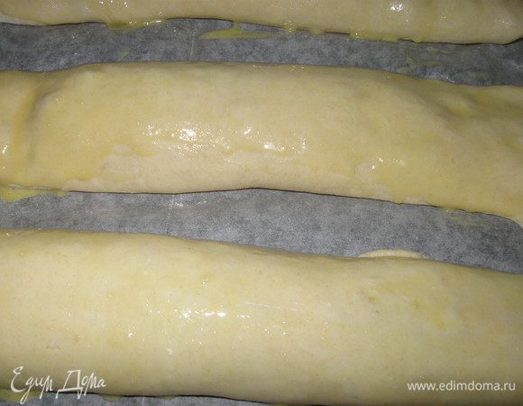 Сверху смазываю яйцом 