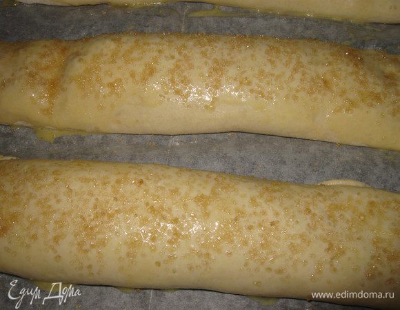 и посыпаю коричневым сахаром. 