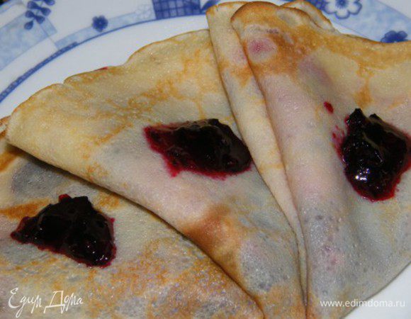 Всё это кладём в миску или в блендер кому как удобно и взбиваем до состояния жидкости, главное что бы не било комочком! Когда готово начинаем жарить. После приготовления блинов можно их перемазывать смородиновым вареньем. 
Приятного аппетита!!! 