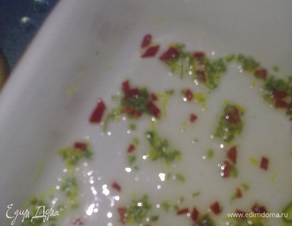 Мяту( кол-во определите на глаз,около 4х листочков думаю будет вполне достаточно)мелко шинкуем, чилли освобождаем от семечек и также мелко режем,кладём всё в миску. Сюда же добавляем цедру, сок лимона и оливковое масло. Солим и как художник кистью смешиваем все эти краски в миске (можно даже пальцем=)))