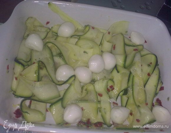 Руками смешиваем все компоненты и кидаем шарики мацареллы сверху.
PS: Это первоначальный рецепт, но я ещё добавила в салат помидоры черри.

Приятного аппетита!!!
