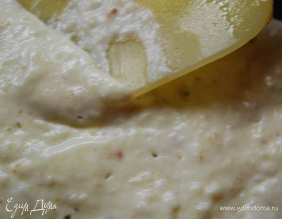 Приготовим сливочный соус. Обжарим на сливочном масле муку,добавим немного воды,сливки или сметану.Немного проварим.