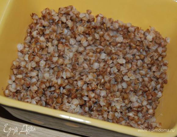 В смазанную сливочным маслом форму выложим кашу.