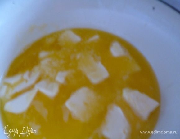 Тесто:.Муку просеять,масло сливочное подогреть(но не растапливать до конца),от общего количества сахара отделить 2столовые ложки для дрожжей,а остальной сахар взбить с яйцами.