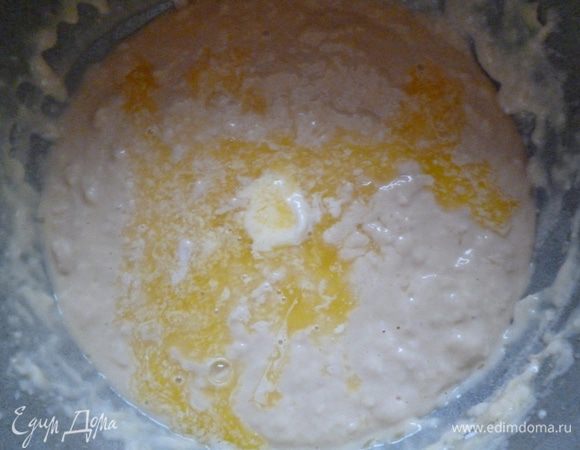 .К молочно-дрожжевой смеси добавляем примерно треть муки и хорошо перемешиваем(получается тесто как на оладьи)