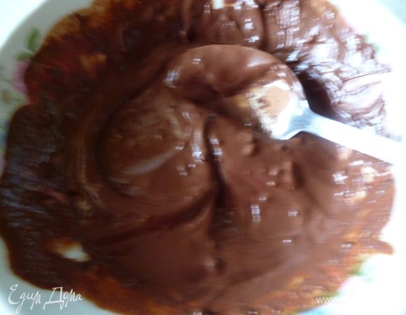 В мисочку выкладываем какао и постепенно добавляем к нему по ложке слегка подогретое молоко,непрерывно размешивая.Когда смесь какао с молоком станет похожа на густую сметану молоко больше не добавлять,хорошо перемешать,что бы не было комков(понадобится примерно 8ложек молока). Эту смесь можно приготовить заранее перед замесом теста.