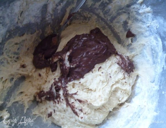 Продолжаем замешивать тесто:по горсти добавляем муку и когда тесто станет вязким,делим его на две части в разную посуду.Одну часть теста убираем пока в сторону,накрываем полотенцем.К другой части добавляем смесь из молока и какао.