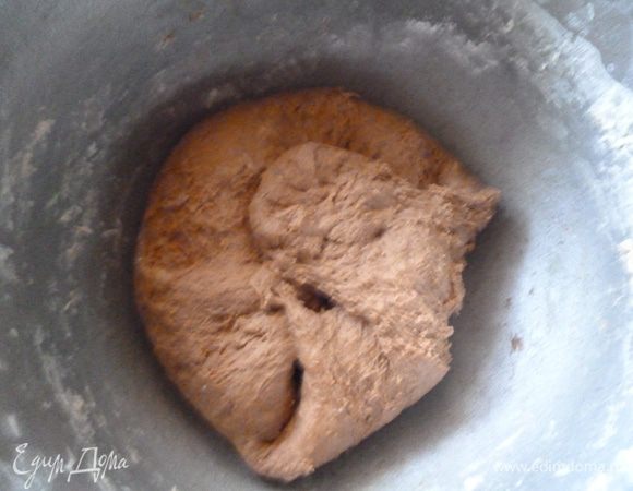 Хорошо вмешать смесь из какао в тесто,добавляем понемножку муку и месим тесто пока оно не станет однородного цвета и начнет отставать от стенок посуды.Накрываем пленкой,укутываем и оставляем для подъема на полтора часа.