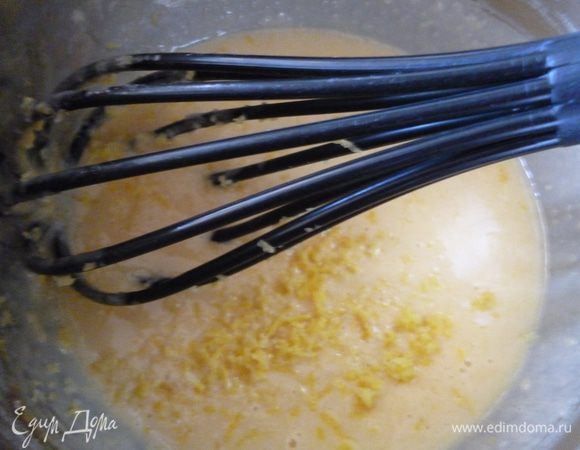 Сварим заварной крем:муку смешать с сахаром и затем растереть венчиком с желтками до однородной массы,натереть на терке цедру лимона,постепенно добавить слегка подогретое молоко и хорошо перемешать венчиком.