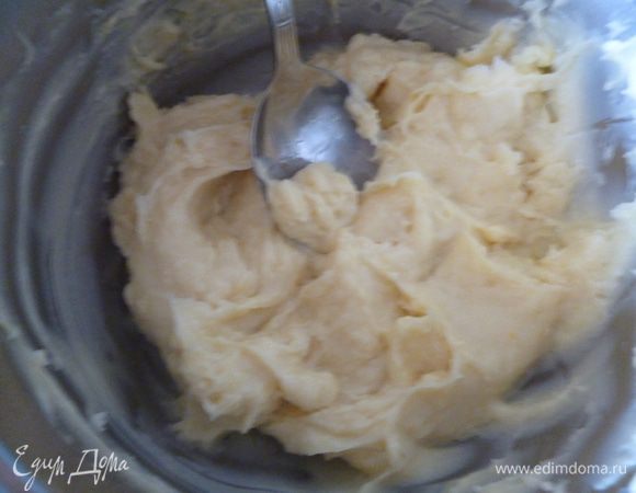 Ставим посуду на маленький огонь и непрерывно помешивая венчиком варим смесь до загустения.Крем остудить. Успела сфотографировать остатки крема.