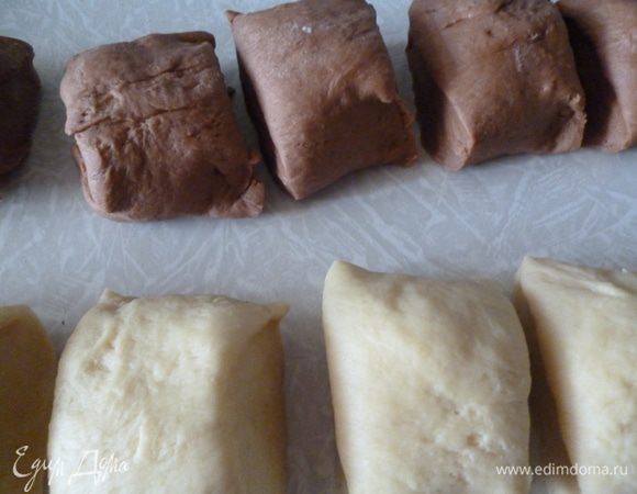 Теперь займемся разделкой теста.Берем кусок теста,делаем из него колбаску,нарезаем на части,накрываем полотенцем.