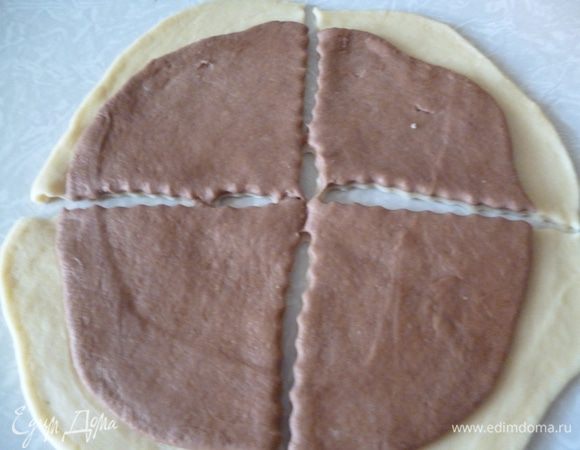 Раскатываем одну светлую и одну темную лепешку(толщина 3-4мм),накладываем одну на другую и слегка прижимаем скалкой одну к другой.Разрезаем лепешку на 4 части.