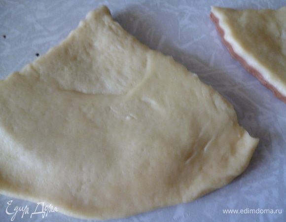 Внимание:если хотите что бы верх у рогалика был шоколадным,переворачиваете темной стороной вниз,а если светлый,то светлой стороной вниз.