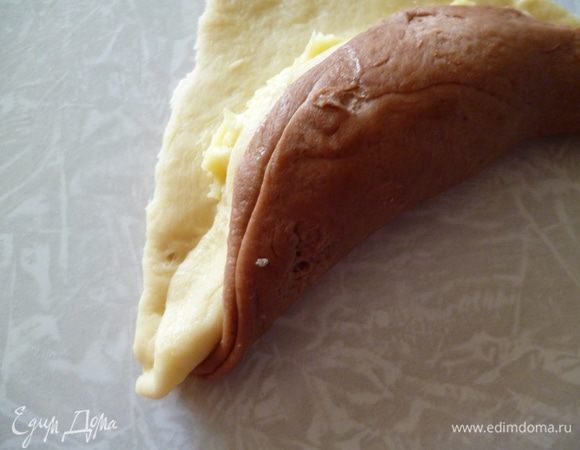 Начинаем заворачивать рогалик:сначала накроем начинку и прижмем пальцами тесто по бокам,что бы крем не вытекал во время выпечки.