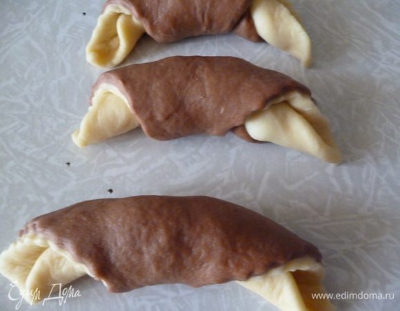 Продолжаем заворачивать,уголочек должен оказаться снизу,чтобы не развернулся рулетик во время подъема и выпечки.Получается вот так.