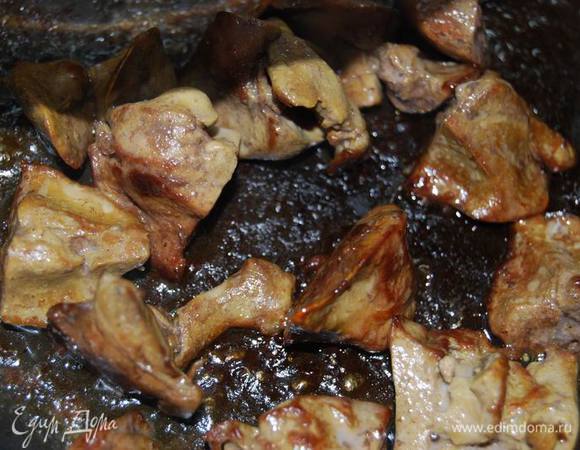 Первым делом помоем и обсушим печенку, обжарим в сливочном масле.