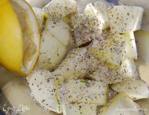 Теперь придуманный в пятницу способ подачи яблока в салате (а может и в гарнире тоже). Яблоко очистим,порежем крупным кубиком, приправим морской солью с прованскими травми,добавим сахар и сок лимона. Уже после запекания поняла, что можно еще и немного оливкового масла добавить,как при запекании овощей. Но и так хорошо тоже.