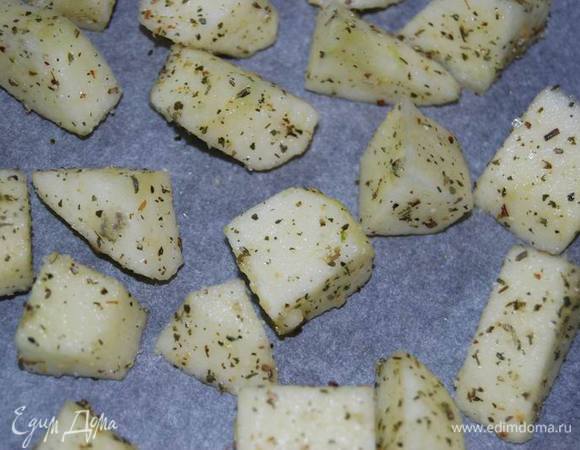 Выложим в форму и запечем в духовке при 180 градусах 10-15 минут (проверяйте на мягкость, мое яблоко было достаточно твердым и я пекла его 15 минут).