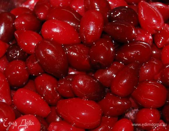 Пока запекается яблоко и  тихонько тушится на слабом огне печень, приготовим соус-заправку. Разморозим кизил (или вишню,сливу,смородину -что-нибудь кисленькое).