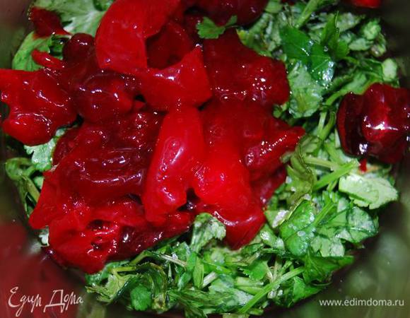 В блендере измельчим нарезанную зелень кинзы и петрушки,кизил.