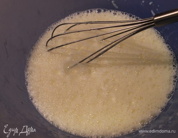 Нужно взбить немного яйца, потом добавить молоко, сахар, соль. И снова всё взбить. 