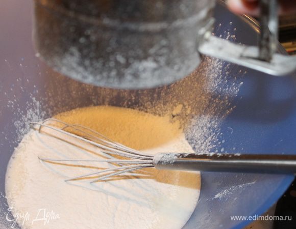 Добавляем просеянную муку.