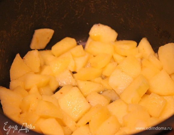 Яблоко разрезать на небольшие кубики, положить в кастрюльку, добавить сливочное масло. Пусть немного подрумяниваются. 