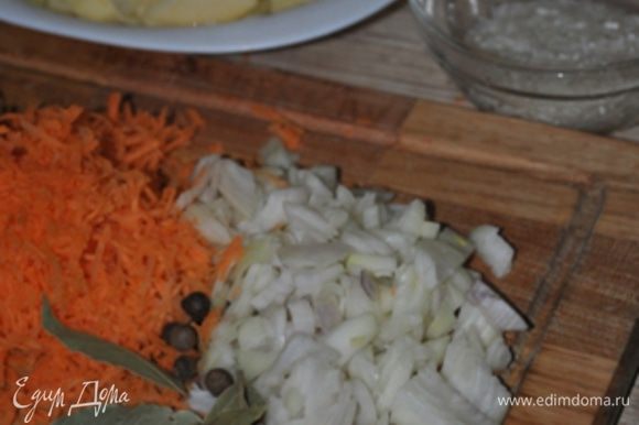 Картофель порезать брусочками, рис помыть, лук нарубить мелко, морковь натереть на мелкую терку