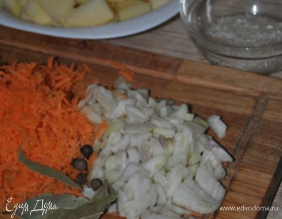 Картофель порезать брусочками, рис помыть, лук нарубить мелко, морковь натереть на мелкую терку