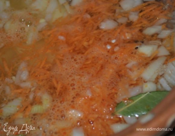 Добавить подготовленные овощи, лавровый лист  и перец в горшок с бульоном. 