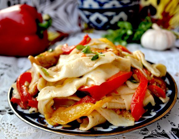 Готовую курицу совощами смешать с лапшой,добавить нарезанную кинзу,посолить,поперчить по вкусу.Подавать как в горячем,так в и в холодном или тёплм виде.Ну очень вкусно! Приятного аппетита!