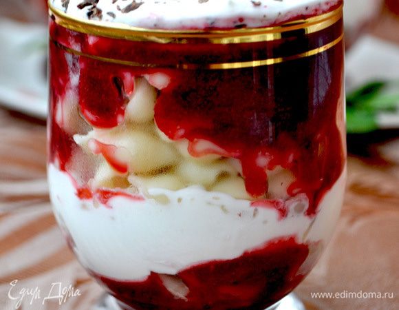 В порционные бокалы(креманки)слоями выкладывать ягодное пюре,макараны,пюре,сливки,макароны,пюре,сливки.Украсить шоколадной крошкой и листиком мяты.Охладить.Приятного аппетита и сладкой жизни Вам!