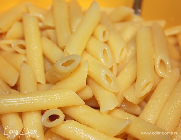В большой кастрюле вскипятить воду, посолить и добавить макароны. Варить без крышки почти до готовности. Как говорится — «Аль денте», что в переводе с итальянского значит «на зубок». Этот термин означает слегка недоваренные макаронные изделия. Слить воду и добавить немного оливкового масла, чтобы макароны не слиплись.