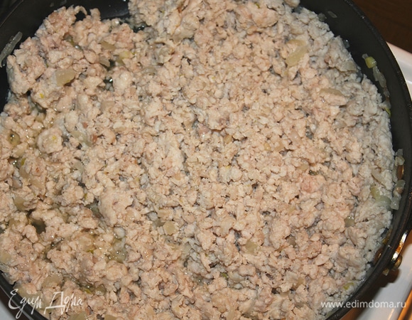 На сковороде обжариваем лук около 4–5 минут. Добавляем фарш (или итальянскую колбаску), обжариваем ещё минут 15 до готовности фарша (колбаску обжариваем меньше по времени, до золотистой корочки). После того как фарш готов, смешиваем его с макаронами.