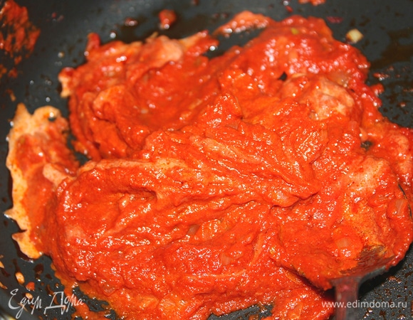 Делаем томатный соус. Для этого берем 150 грамм нарезанной мякоти помидоров Pomito (у меня томатная паста), слегка обжариваем на сковороде с оливковым маслом. Добавляем мелко нарезанный чеснок, молотый красный перец, молоко.