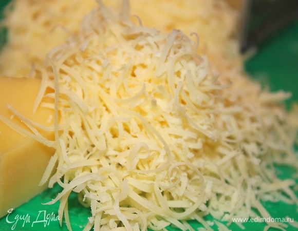На мелкой терке натереть сыр пармезан.