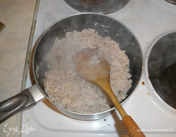 Духовку разогреть до 200 градусов. Отварить пасту до состояния альденте. Ветичны у меня не было и я просто обжарила до полуготовности 300 гр куриного фарша.