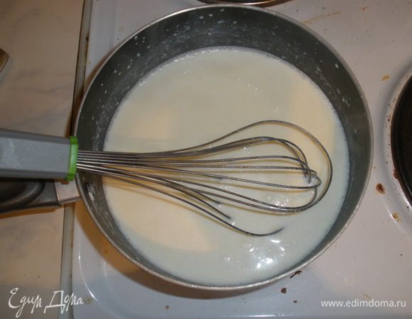 Пока паста отваривается, делаем соус. В сотейник выкладываем масло и муку, обжариваем 2 минутки и тоненькой струйкой вливаем молоко. Все взбиваем венчиком до однородности. Добавляем горчицу и солим. 