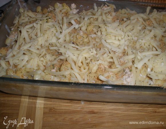 В соус выкладывем пасту и мясо. Перемешиваем. Выкладываем смесь в форму для запекания - у меня стеклянная из ИКЕИ размер 25х20 и высотой 5 см - идеально на это количество ингредиентов.