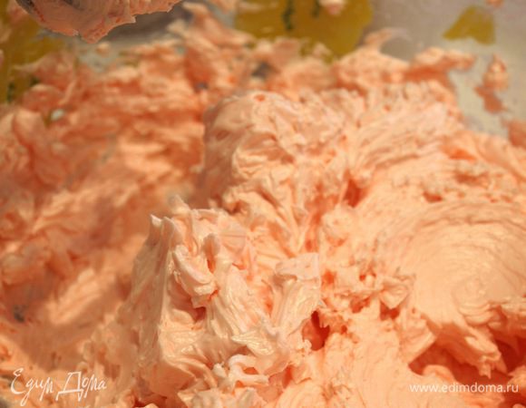 Меняем насадку на лопасть и начинаем вводить размягченное масло на ср. скорости по 1 кусочку за раз. Важно, чтобы не получилось жижы вместо крема, масло должно именно размягчиться, а не полностью растаять. Продолжаем взбивать до получения гладкой шелковыстой массы. Добавляем краситель и экстракт. Убираем в холодильник.