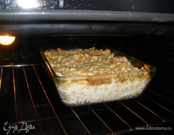 Поставить в разогретую духовку на 20-25 минут, пока корочка не станет румяной. 