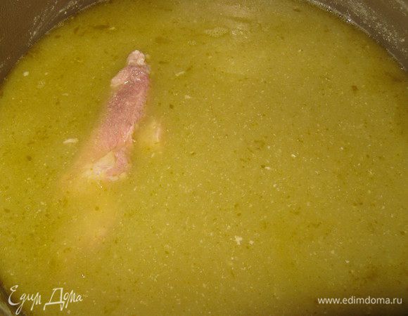 В большую кастрюлю( у меня скороварка) положить мясо и замоченный горох, залить водой, приправить по вкусу солью и варить не менее часа( в скороварке 35 мин).