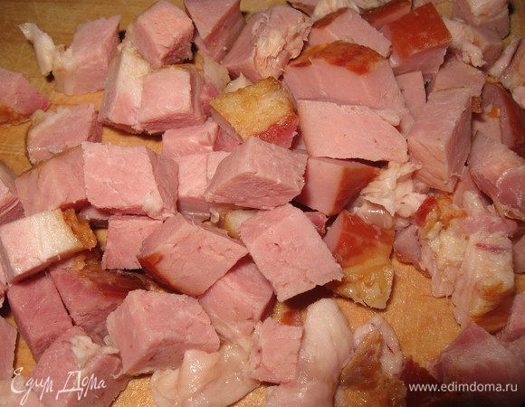 Делаем зажарку:
Режем кубиками грудинку
