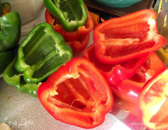 Перцы отчистить от семян.