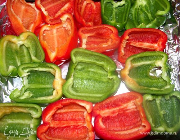Положить перцы на противень и запекать в духовке 15 мин.