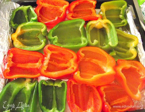 Кухонным бумажным полотенцем протереть перцы внутри.